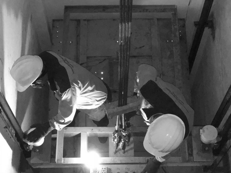 Điều gì sẽ xảy ra khi thang máy bị mất điện đột ngột?