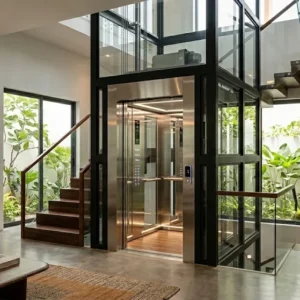 Mẫu thang máy gia đình 4 tầng hiện đại với thiết kế cabin kính sang trọng tại showroom Thang Máy HD