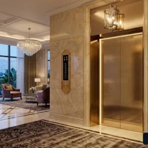 Mẫu thang máy khách sạn tải khách sang trọng với thiết kế inox gương vàng tại sảnh lớn.